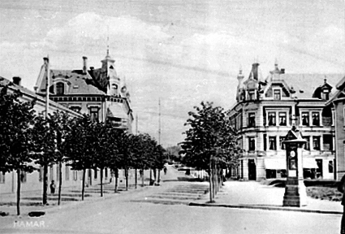 Anno Domkirkeodden, OVERSIKT PARKGATA, JERNBANEPLASSEN, FØRSTE STASJONSBYGNING, MANN
