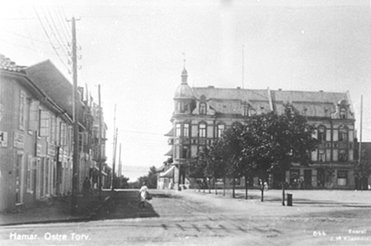 Anno Domkirkeodden, OVERSIKT VANGSVEGEN 23/GRØNNEGATE. ØSTRE TORG, BAKER E. J. BERG TIL VENSTRE OG BUTIKKENE I VANGSVEGEN, GRANERUDGÅRDEN I TORGGATA.