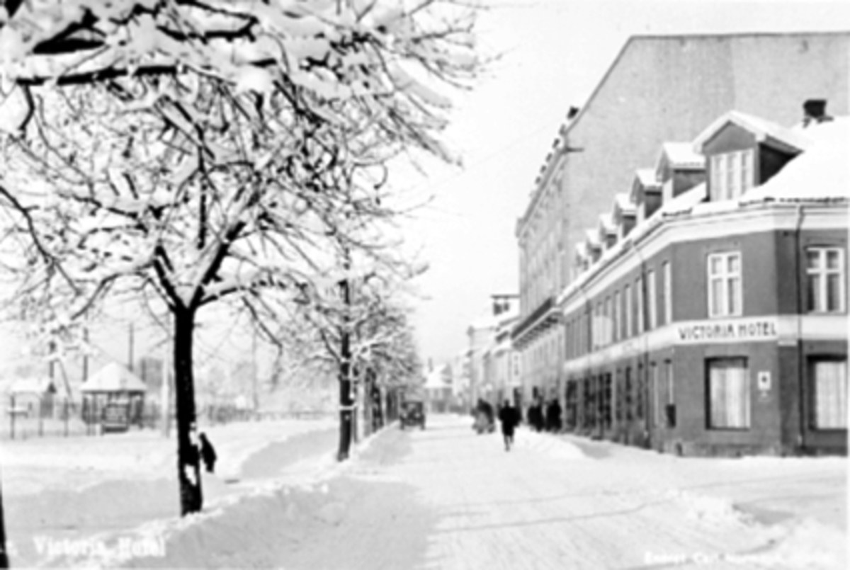 Anno Domkirkeodden, OVERSIKT STRANDGATA 21/ENGGATA. , VICTORIA HOTELL, BIL OG HEST MØTES I GATA, VINTER