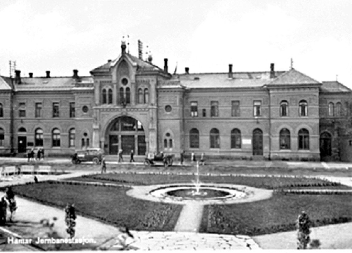 Anno Domkirkeodden, EKSTERIØR HAMAR JERNBANESTASJON, JERNBANEPLASSEN I FORGRUNNEN, PARK