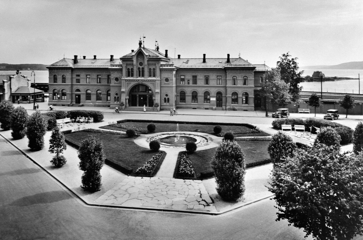 Anno Domkirkeodden, OVERSIKT JERNBANEPLASSEN, STASJONSBYGNINGEN, HAMAR STASJON