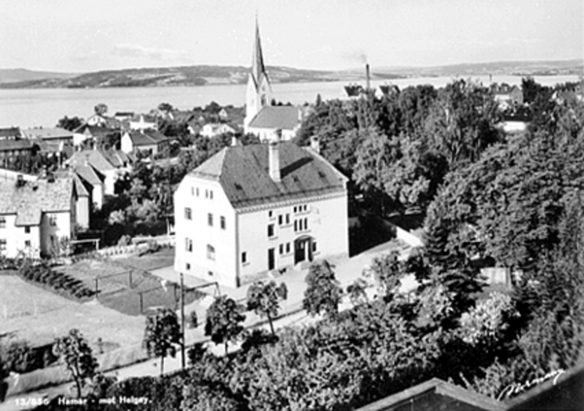 Anno Domkirkeodden, Hamar barnehjem med oversikt over byen mot Mjøsa og Helgøya. Hamar domkirke i bakgrunn. Postkort.