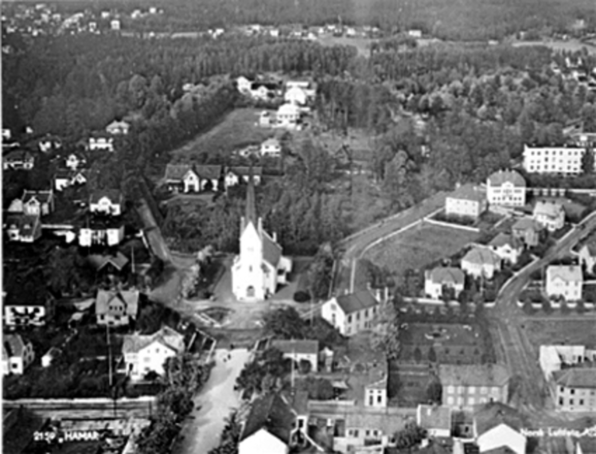 Anno Domkirkeodden, FLYFOTO, OMRÅDET RUNDT HAMAR DOMKIRKE, SAGATUNVEGEN, KIRKEGATA, FURNESVEGEN, HAMAR SYKEHUS TIL HØYRE