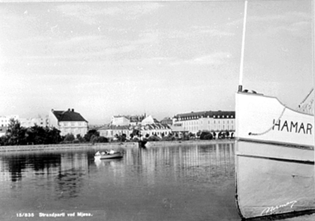 Anno Domkirkeodden, FRA HAMARBUKTA MED BYEN I BAKGRUNNEN, FRONTEN ELLER BAUGEN PÅ MJØSBÅTEN D. S. HAMAR TIL HØYRE