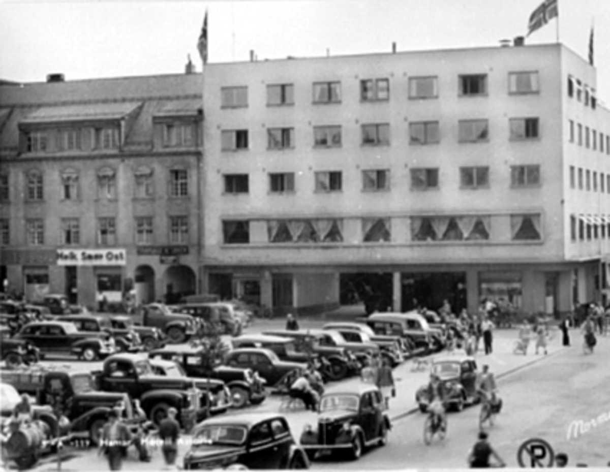 Anno Domkirkeodden, FRA ØSTRE TORG, BILER OG FOLKELIV, TRAFIKK, HOTELL ASTORIA, PÅ GATEN FRA VENSTRE: FORD V-8 STANDARD 1938, FORD PREFECT (ENGELSK) 1939-CA 1949. I NÆRMESTE PARKERINGSREKKE, LASTEBIL NR. 2 FRA VENSTRE: 1946-47 FORD. I BAKRE REKKE, DEN BILEN SOM VISES NESTEN I SIN HELHET: 1946-47 HUDSON.