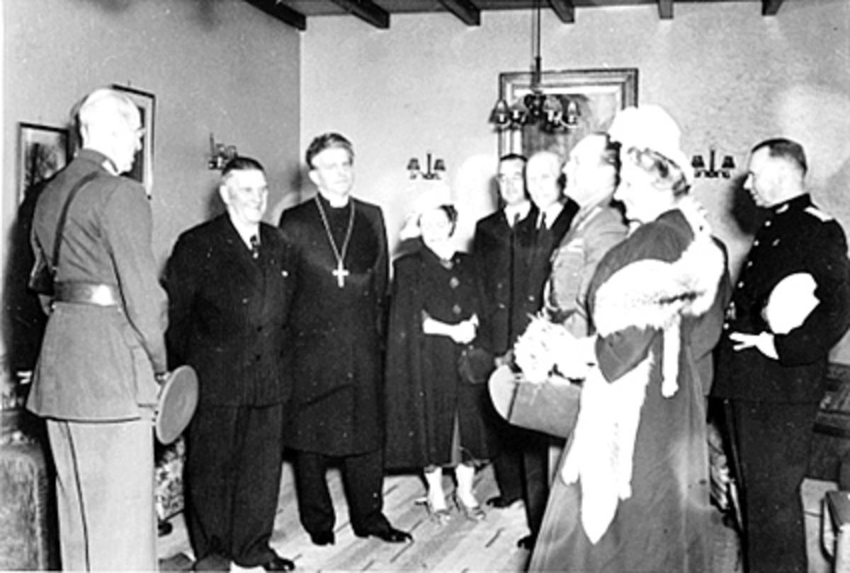 Anno Domkirkeodden, KONGEBESØK VED BYJUBILEET I 1949, FRA VENSTRE: HANS MAJESTET KONG HAAKON, RÅDMANN SIG. PEDERSEN, BISKOP KR. SCHJELDRUP, FRU RIISE, GROSSERER SVERRE NILSEN, FYLKESMANN K. M. NORDANGER, HANS MAJESTET KRONPRINS OLAV OG HENNES MAJESTET KRONPRINSESSE MÄRTHA, POLITIMESTER BEICHMAN?