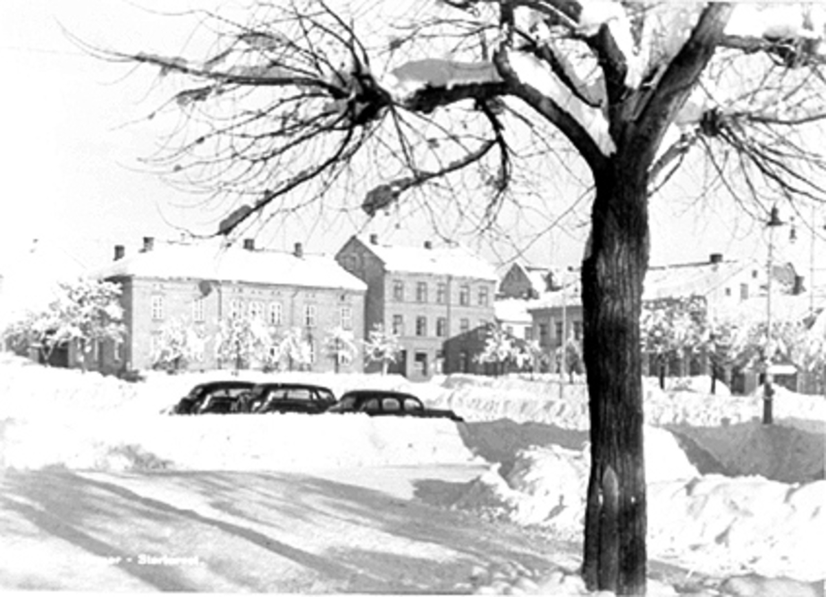 Anno Domkirkeodden, VINTERBILDE FRA STORTORGET i Hamar. HØYE BRØYTEKANTER, PARKERTE BILER, MUNCHGÅRDEN OG STALLGÅRDEN I BAKGRUNNEN. Munchgården t. v. ble oppført for kaptein Peter Christian Munch i 1855/1856.