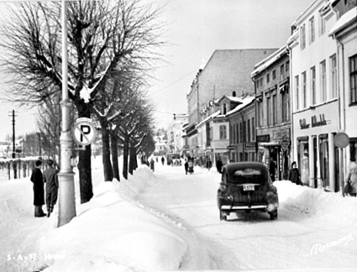 Anno Domkirkeodden, VINTER I STRANGATA, FRA STRANDGATA 13 MOT TRIANGELEN, FOLK, BILER, STØKKEN BOKHANDEL, HØYE BRØYTEKANTER