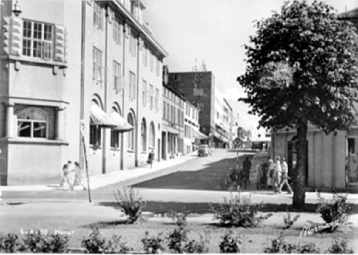 Anno Domkirkeodden, EKSTERIØR OPLANDSKE KREDITTBANK, STRANDGATA 41/HÅKONSGATE MOT ØSTRE TORG, FOLK