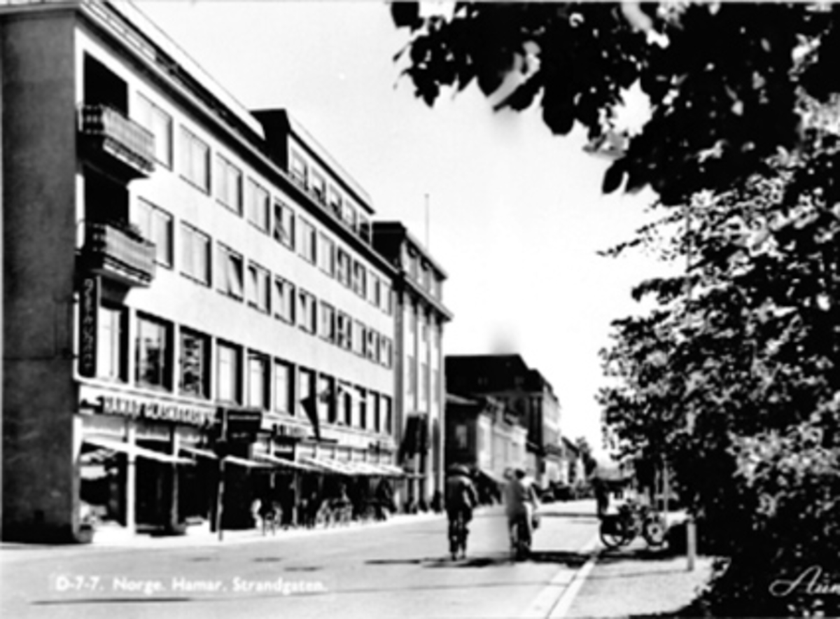 Anno Domkirkeodden, EKSTERIØR HANDELENS HUS, STRANDGATA 45-43, SYKLISTER I STRANDGATA