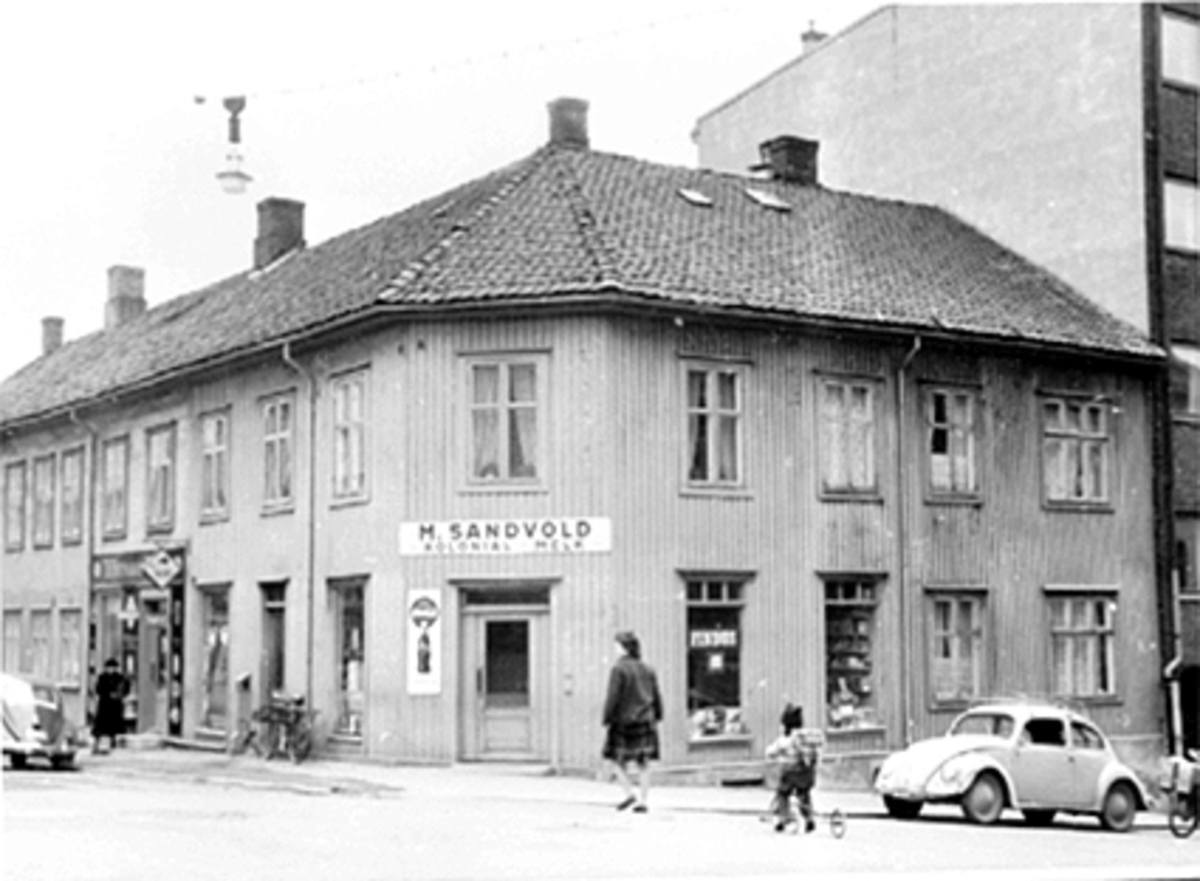 Anno Domkirkeodden, EKSTERIØR GRØNNEGATA 64, M. SANDVOLD KOLONIAL, GUTT, TREHJULSYKKEL