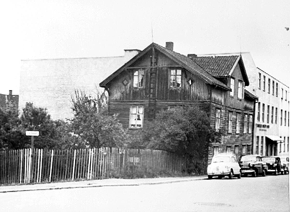 Anno Domkirkeodden, EKSTERIØR, GRØNNEGATA 92, BILER, TATT FRA GRØNNEGATA/LIERBAKKEN