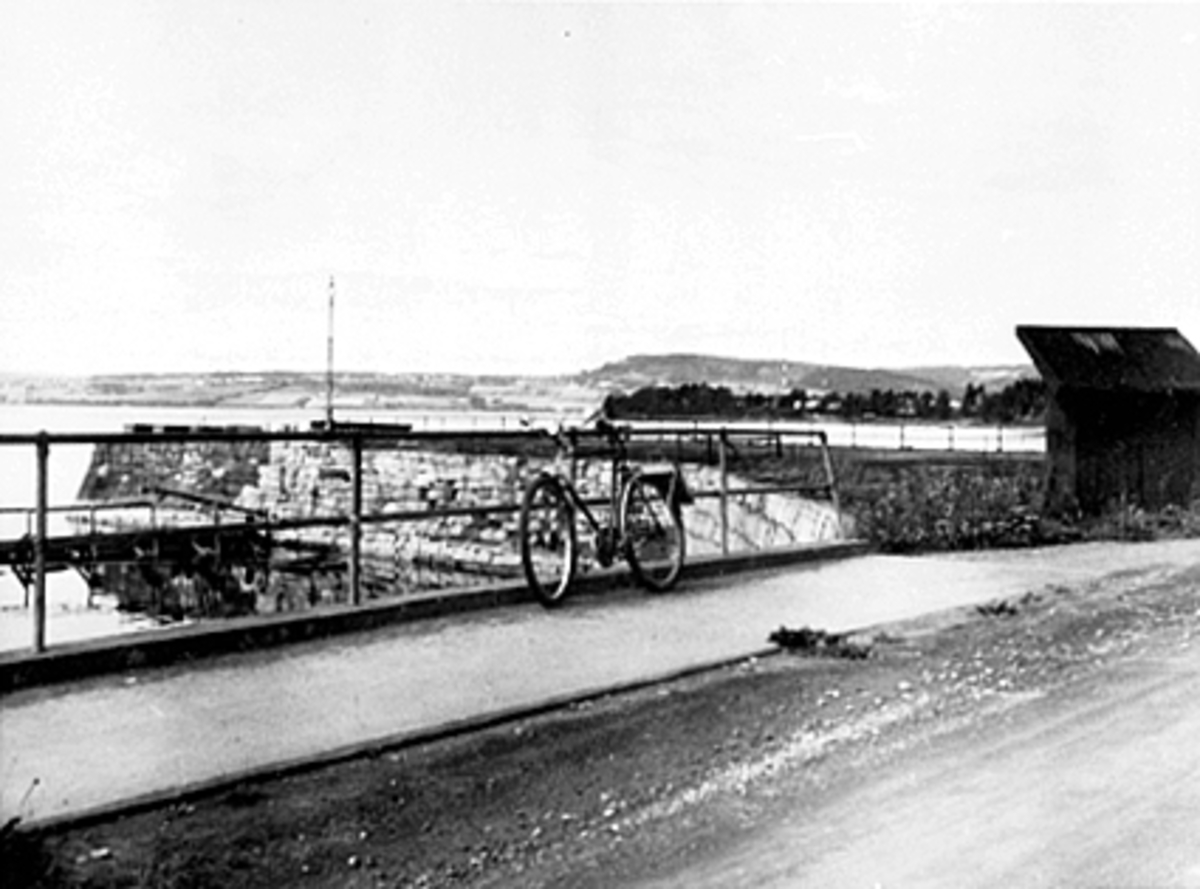 Anno Domkirkeodden, UTSIKT FRA JERNBANEBRYGGA SETT FRA NORD-VEST, SYKKEL