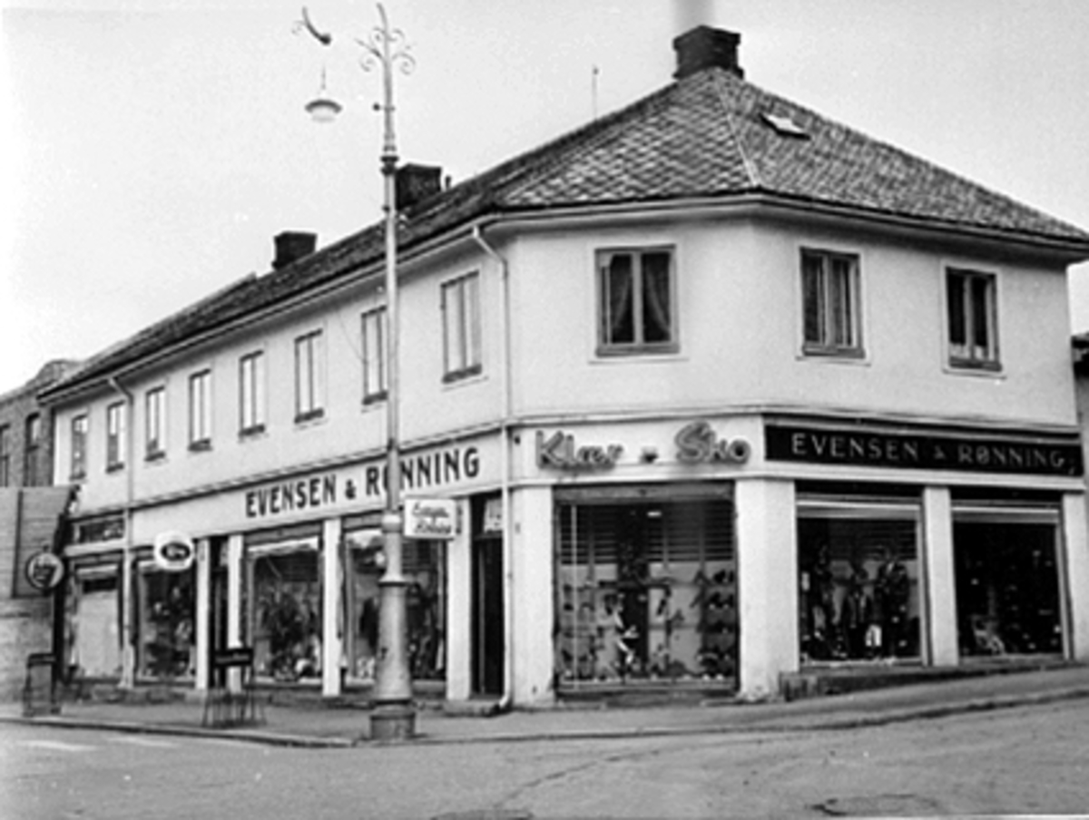 Anno Domkirkeodden, EKSTERIØR, TORGGATA 81, EVENSEN & RØNNING KLÆR OG SKOFORRETNING, LEONH. JOHANNESSENS FRUK OG TOBAKKSFORRETNING, HELT TIL VENSTRE KAN EN SE RIVINGEN AV KAFE ROYAL