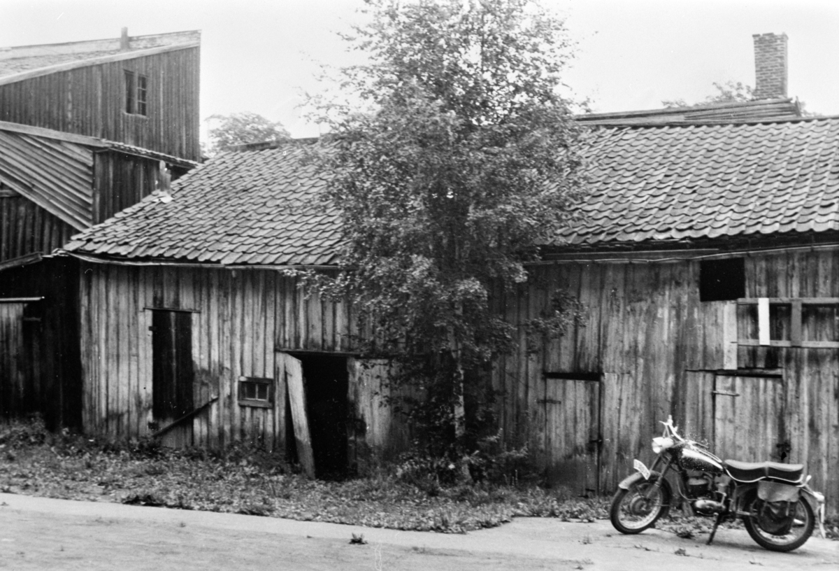 Anno Domkirkeodden, EKSTERIØR UTHUS, TORGGATA 95, TEMPO MOTORSYKKEL I FORGRUNNEN