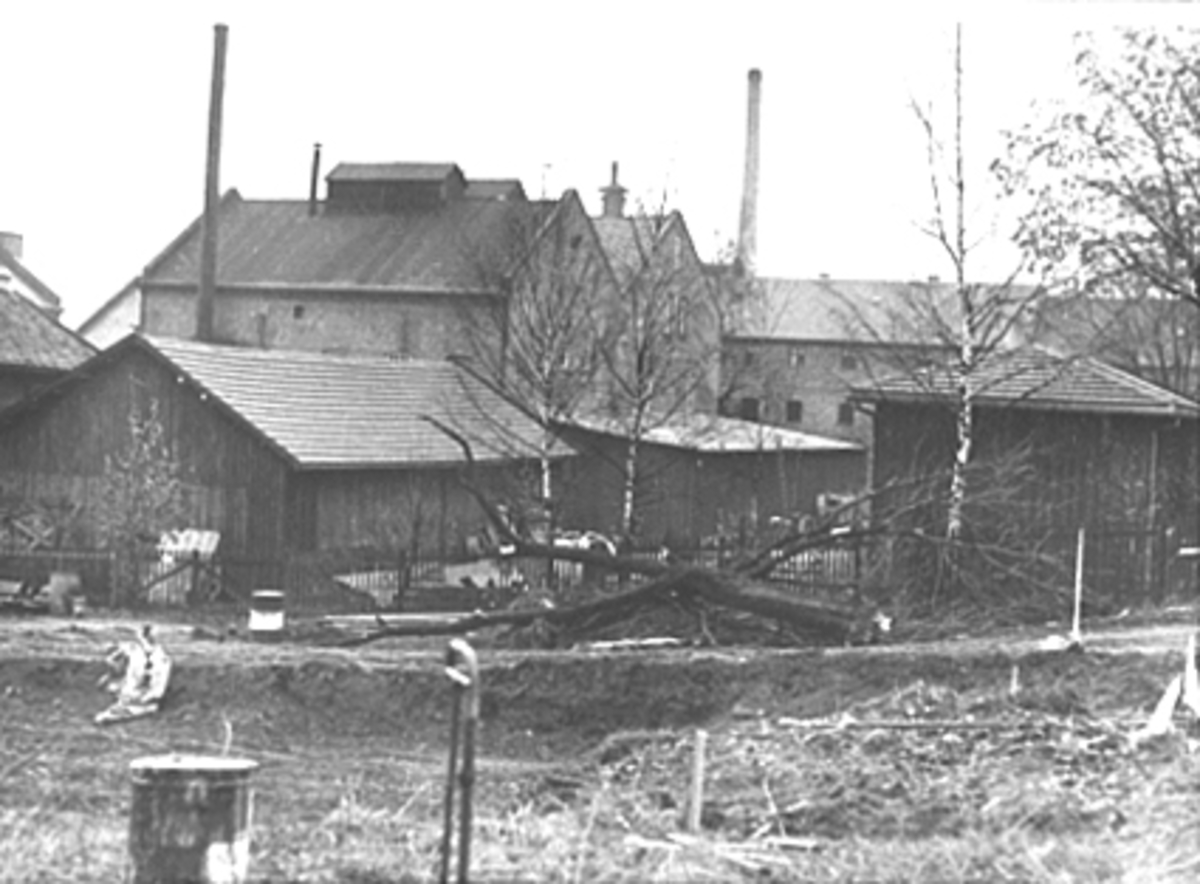 Anno Domkirkeodden, PARTI VED MELKEFABRIKKEN SETT FRA TORGGATA. I BAKGRUNNEN BRYGGERIET OG BRYGGERIPIPA