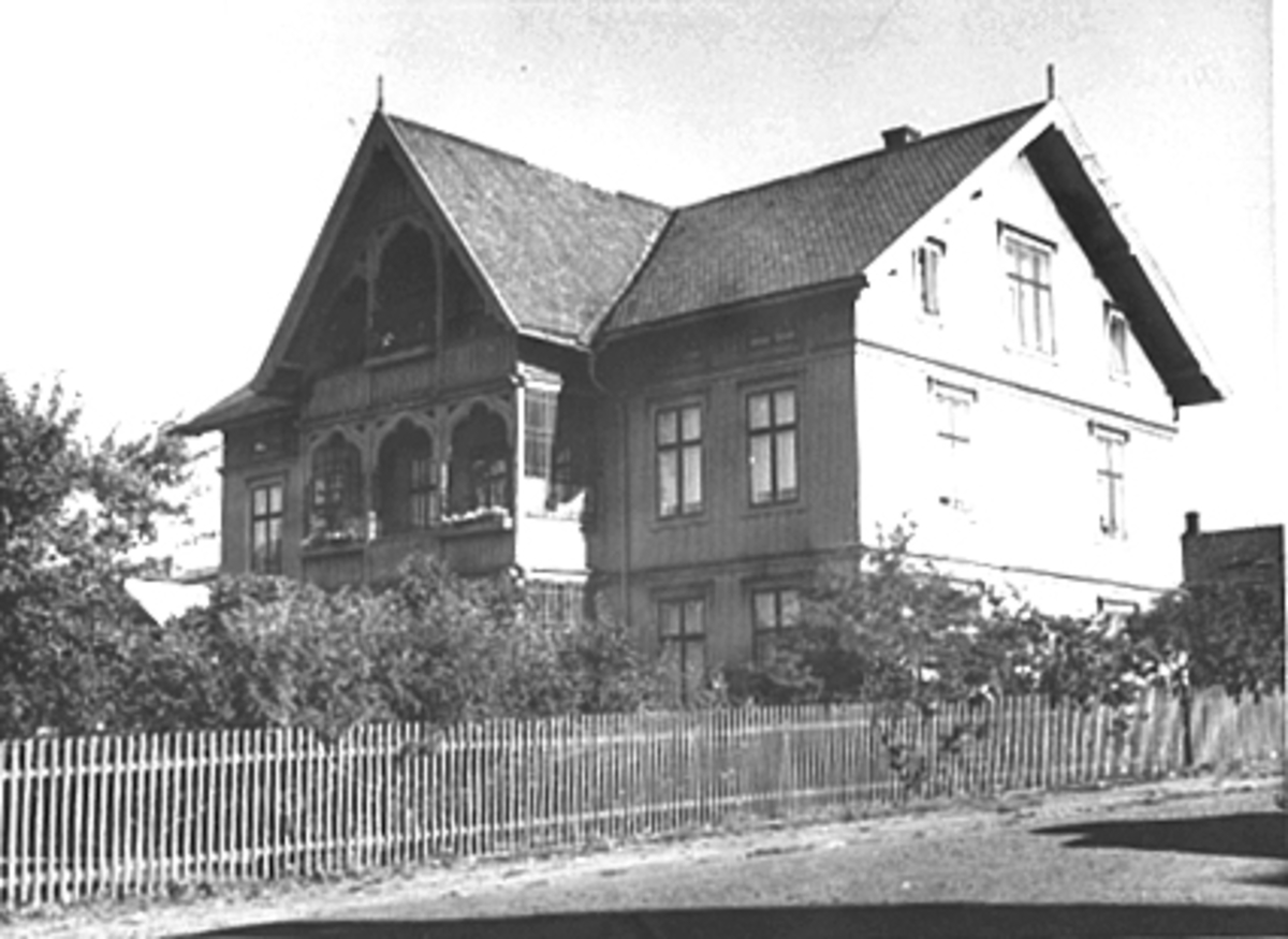 Anno Domkirkeodden, EKSTERIØR STANGEVEGEN 66