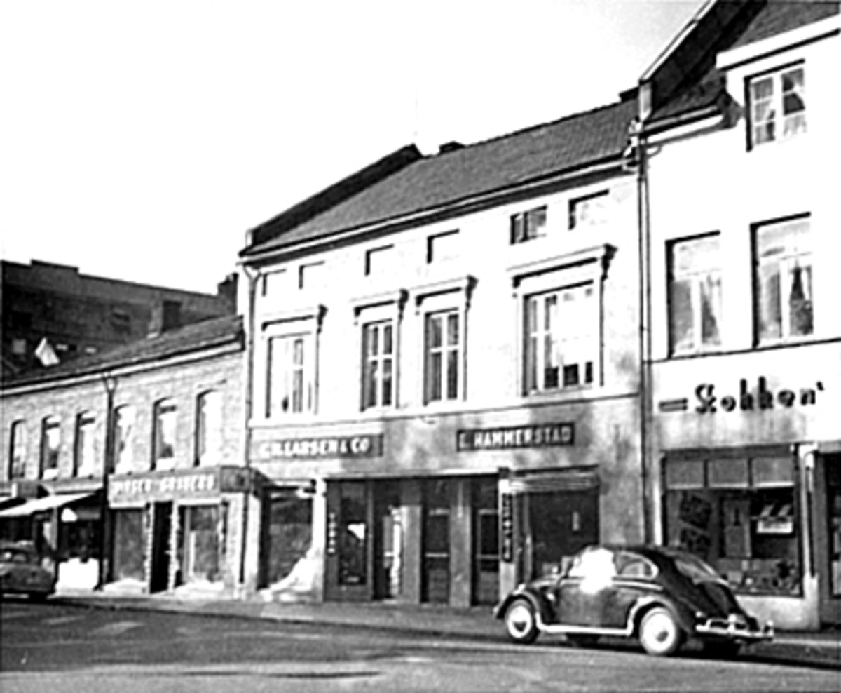 Anno Domkirkeodden, EKSTERIØR STRANDGATA 15, SICKELS KONDITORI, BIRGER GRANERUD, C. R. LARSEN & CO. TOBAKKSFORRETNING, E. HAMMERSTAD SYKEPLEIEARTIKLER (STARTET I 1862)