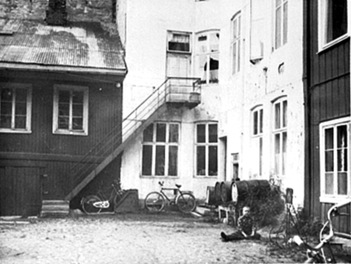 Anno Domkirkeodden, EKSTERIØR BAKGÅRD, STRANDGATA. 15, GUTT LEKER
