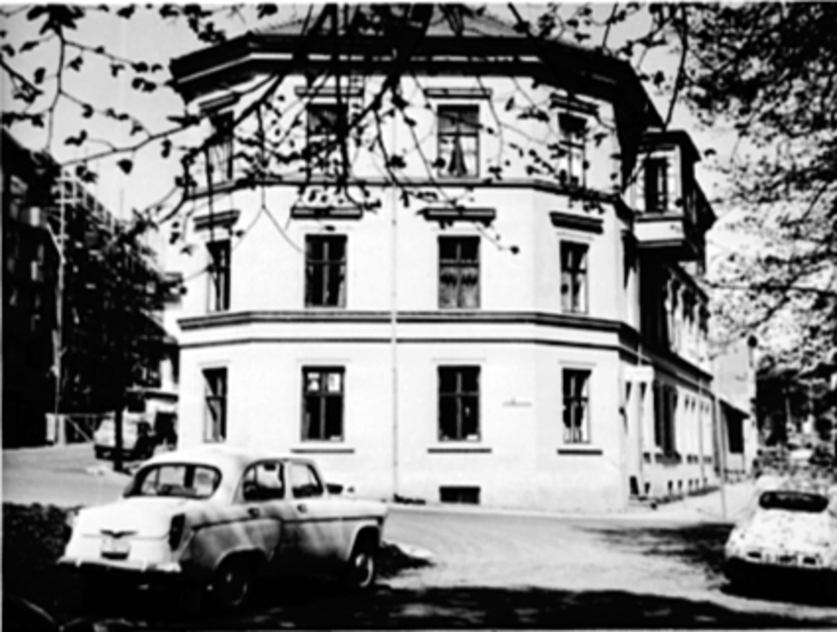 Anno Domkirkeodden, EKSTERIØR LILLE STRANDGATE 3, PARKERTE BILER FRA VENSTRE: MOSKWICH 1956-65, SAAB 93 1953-60, TIL VENSTRE STORHAMARGATA 22 UNDER BYGGING