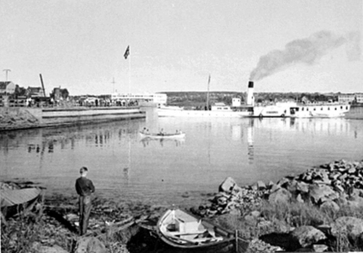 Anno Domkirkeodden, D. S. SKIBLADNER, LEGGER TIL VED HAMAR BRYGGE, MANN, ROBÅT, MYE FOLK PÅ BRYGGA, SETT FRA HØIENSALODDEN