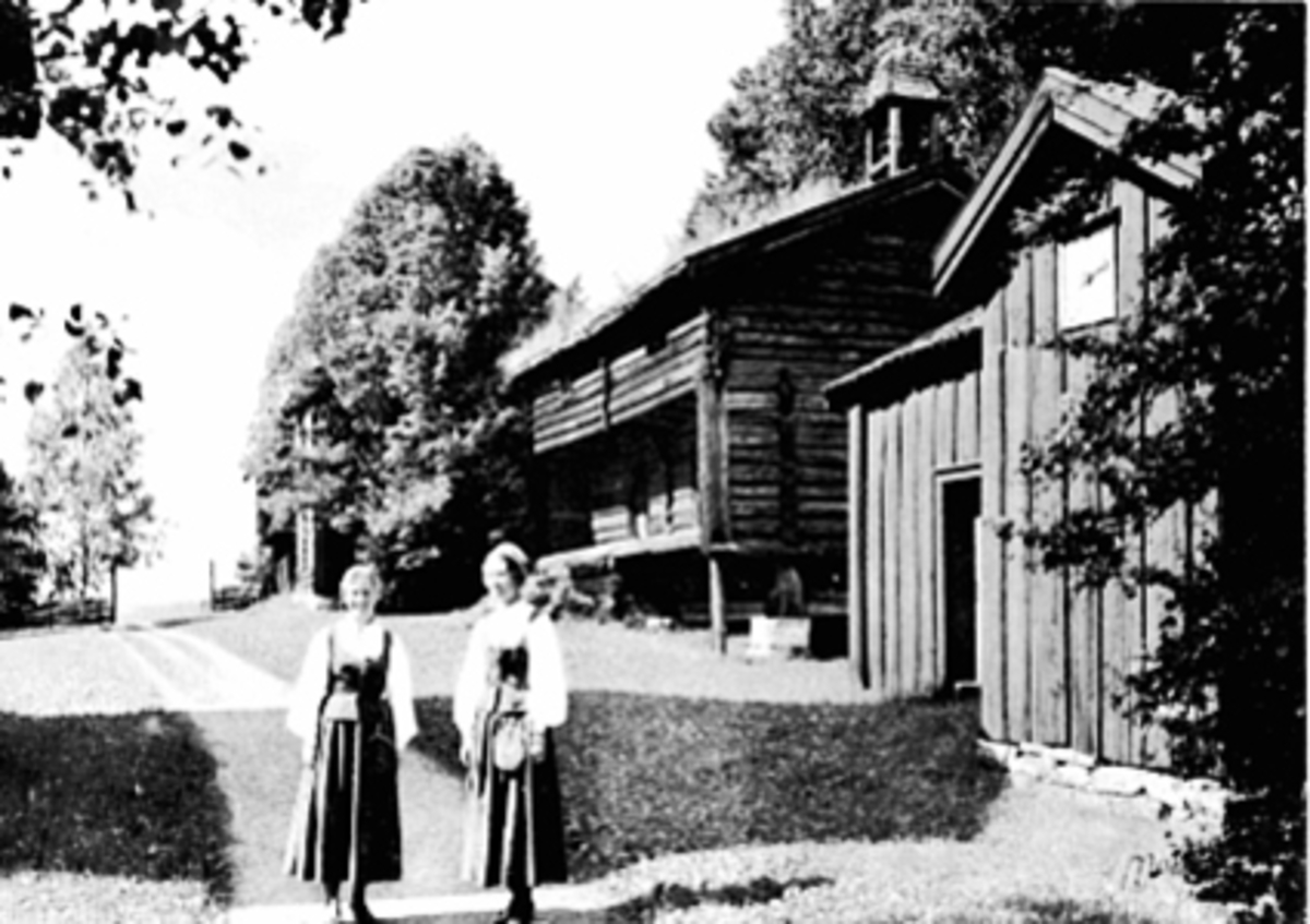Anno Domkirkeodden, GRUPPE 2 DAMER I HEDMARKSBUNAD PÅ HEDMARKSTUNET, HEDMARKSMUSEET OG DOMKIRKEODDEN