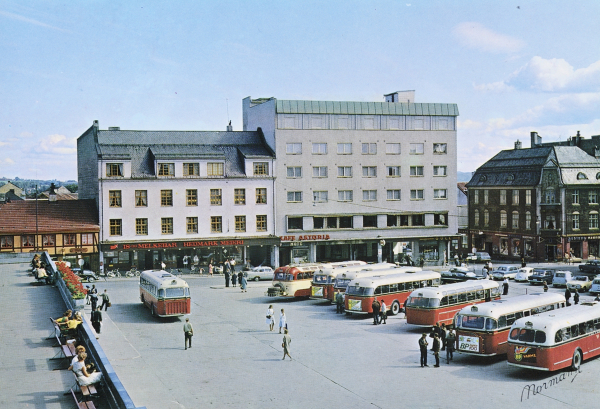 Anno Domkirkeodden, OVERSIKT ØSTRE TORG SETT FRA RUTEBILTAKET MED BUSSER OG FOLK, HOTELL ASTORIA OG MELKEBAREN I BAKGRUNNEN