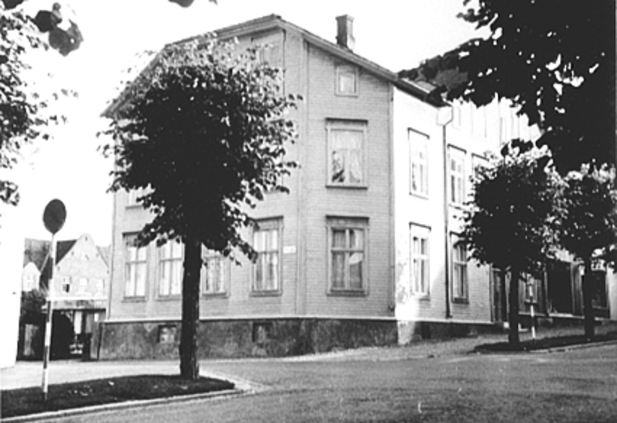 Anno Domkirkeodden, EKSTERIØR PARKGATA 32, ØSTREGATE/PARKGATA.
