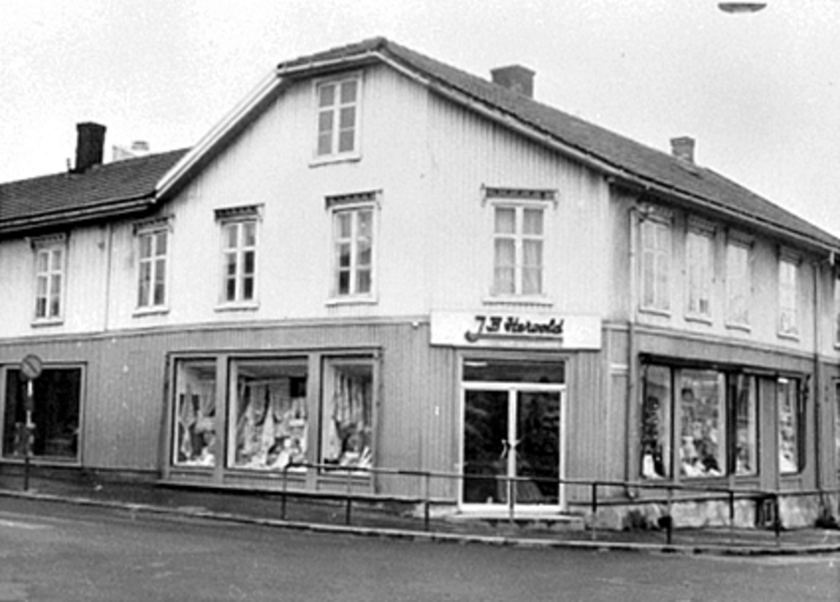 Anno Domkirkeodden, EKSTERIØR VANGSVEGEN 31/GRØNNEGATA, J. B. HERVOLDS UTSTYRSFORRETNING