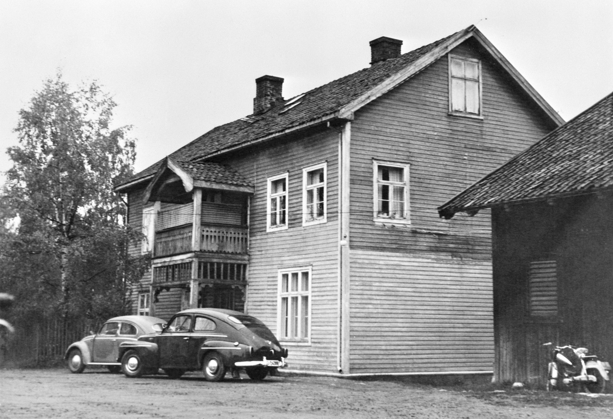 Anno Domkirkeodden, BAKGÅRD I UTSIKTEN 2, HOLSET, BILER T. V. FOLKEVOGN "BOBLE", T. H. VOLVO PV 544