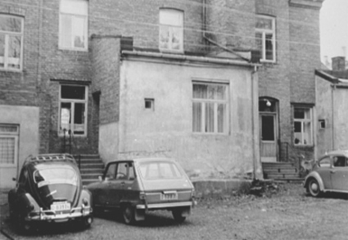 Anno Domkirkeodden, EKSTERIØR BAKGÅRD, ØSTREGATE 4, PARKERTE BILER