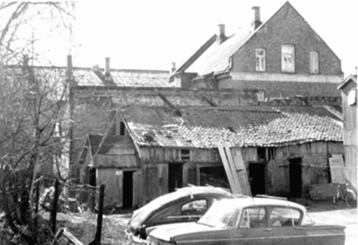 Anno Domkirkeodden, BYBAKGÅRD MED UTHUS OG 2 PARKERTE BILER NÆRMEST: HILLMAN SUPER MINX 1962-CA. 64. BAK: VOLVO PV. , ØSTREGATE 2