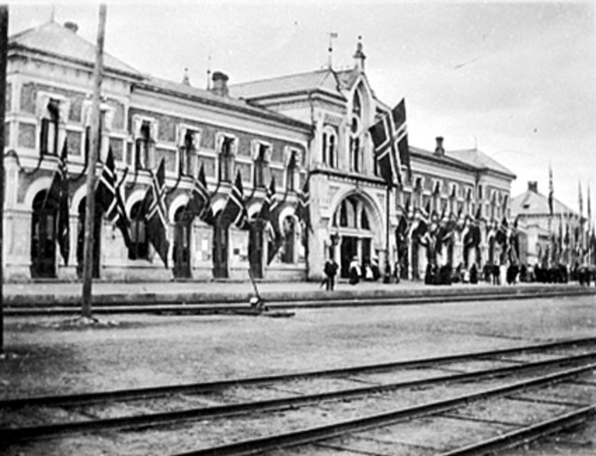 Anno Domkirkeodden, EKSTERIØR HAMAR STASJON PYNTET TIL KRONINGSREISEN, 1906, HAMAR JERNBANESTASJON