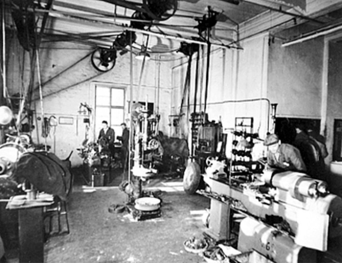 Anno Domkirkeodden, INTERIØR, OUSTAD MEK. BILVERKSTED, BILMEKANIKERE I ARBEID, VIFTEOVERFØRINGER, DREIEMASKINER, ARBEIDSMILJØ
