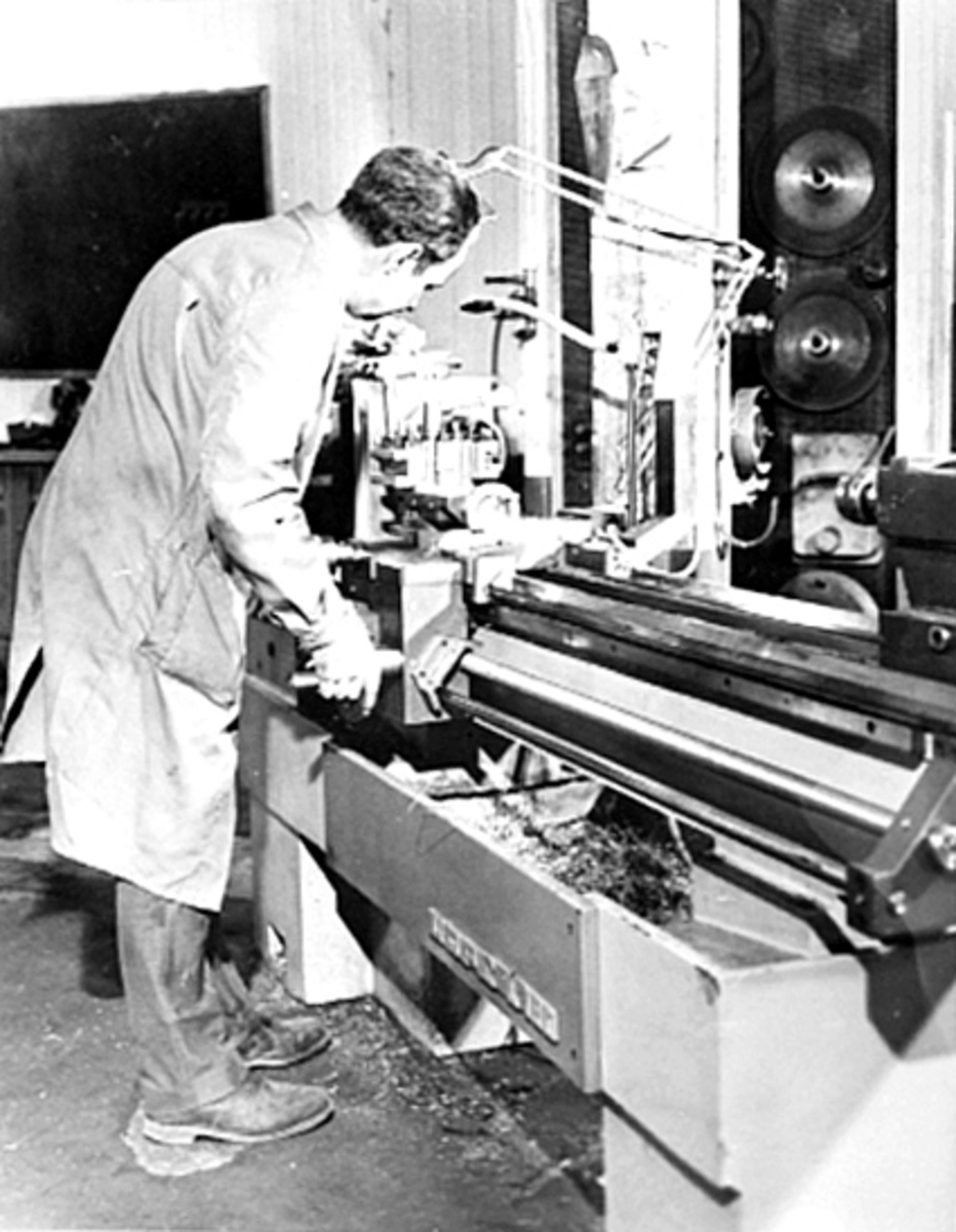Anno Domkirkeodden, INTERIØR BILVERKSTED, OUSTAD MEK. VERKSTED, ARBEIDER VED METALLDREIEBENK