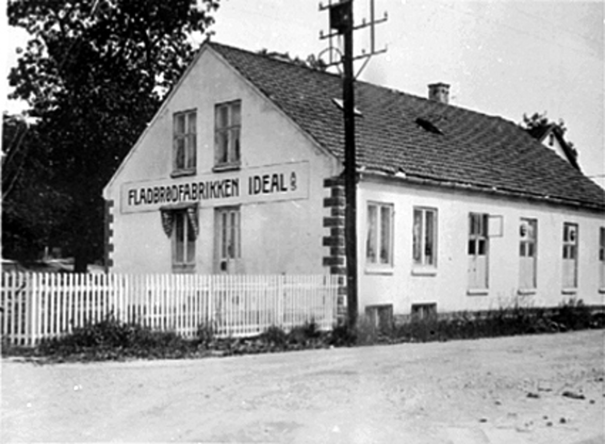 Anno Domkirkeodden, EKSTERIØR FLATBRØDFABRIKKEN IDEALS FØRSTE LOKALER, (LITE HUS) I ENGGATA.