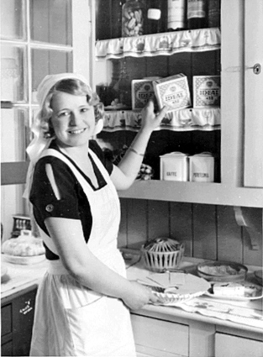 Anno Domkirkeodden, REKLAMEFOTO, NORGES FLATBRØD IDEAL "450", JENTE MED FLATBRØD, IDEAL A/S