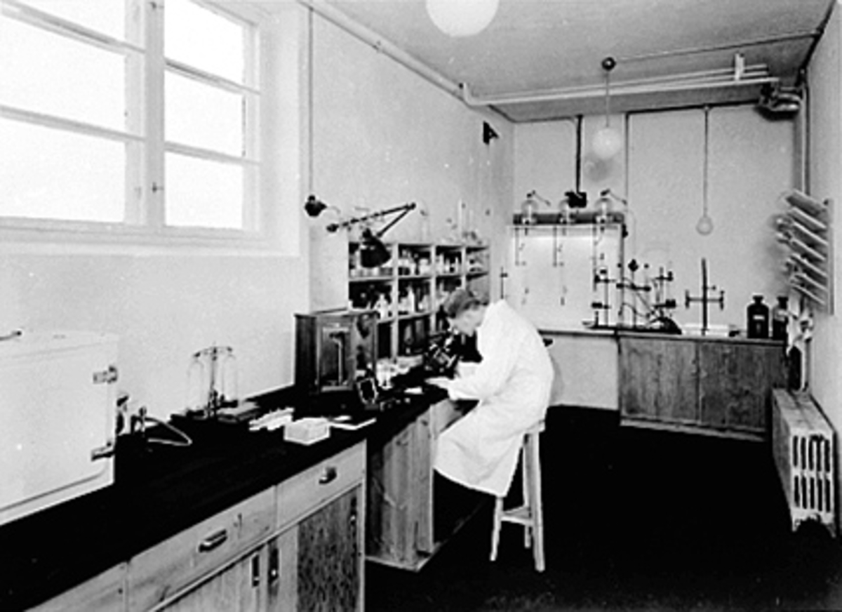 Anno Domkirkeodden, INTERIØR LABORATORIET, MANN ARBEIDER, IDEAL FLATBRØD A/S, VANGSVEGEN 51