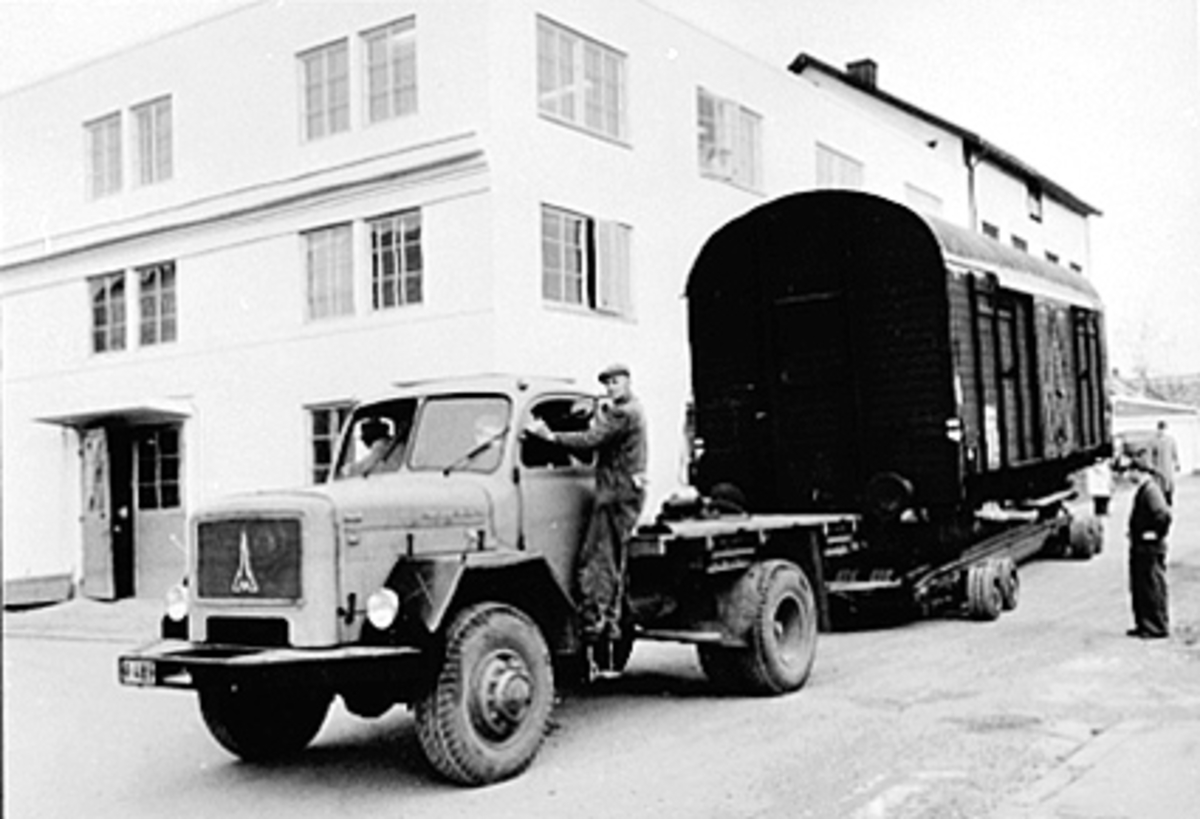 Anno Domkirkeodden, TRANSPORT AV FLATBRØD, JERNBANEVOGN PÅ HENGER ETTER LASTEBIL, IDEAL FLATBRØD A/S