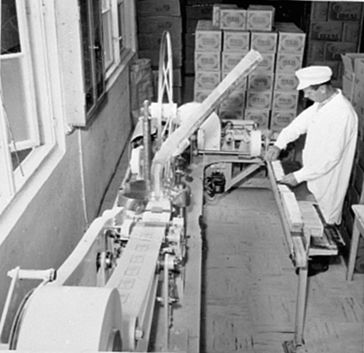 Anno Domkirkeodden, INTERIØR IDEAL FLATBRØDFABRIKK, GRANRUD VED KUVERTPAKKEMASKINEN, VANGSVEGEN 51