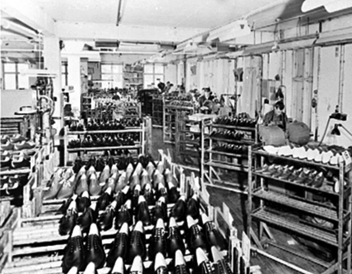 Anno Domkirkeodden, INTERIØR MASKINSALEN, MANGE ARBEIDERE, A/S NORRØNA SKOFABRIKK, FALSENSGATE 12