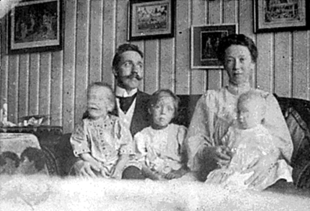Anno Domkirkeodden, INTERIØR STUE, HANS WALBERG OG RAGNHILD WALBERG, BARNA SVERRE, ASTRID OG INGRID, TORGGATA 55