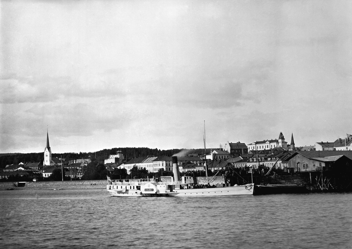 Anno Domkirkeodden, D. S. SKIBLADNER VED JERNBANEBRYGGA MED UNIONSFLAGG, MYE FOLK.