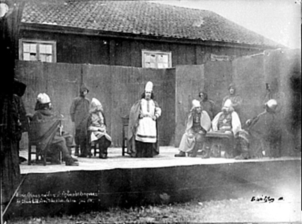 Anno Domkirkeodden, HISTORISK TEATER, "KONG OLAVS MØTE MED OPLANDSKONGENE" FRA "OLAVS BILDER" SCENE FORAN LØTENBYGGNINGEN, 12 SKUESPILLERE"