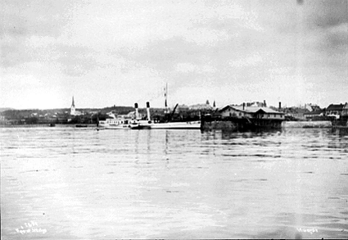 Anno Domkirkeodden, D. S. KONG OSCAR, MJØSBÅT VED JERNBANEBRYGGA, PAKKHUSET, HAMARBUKTA I BAKGRUNNEN.