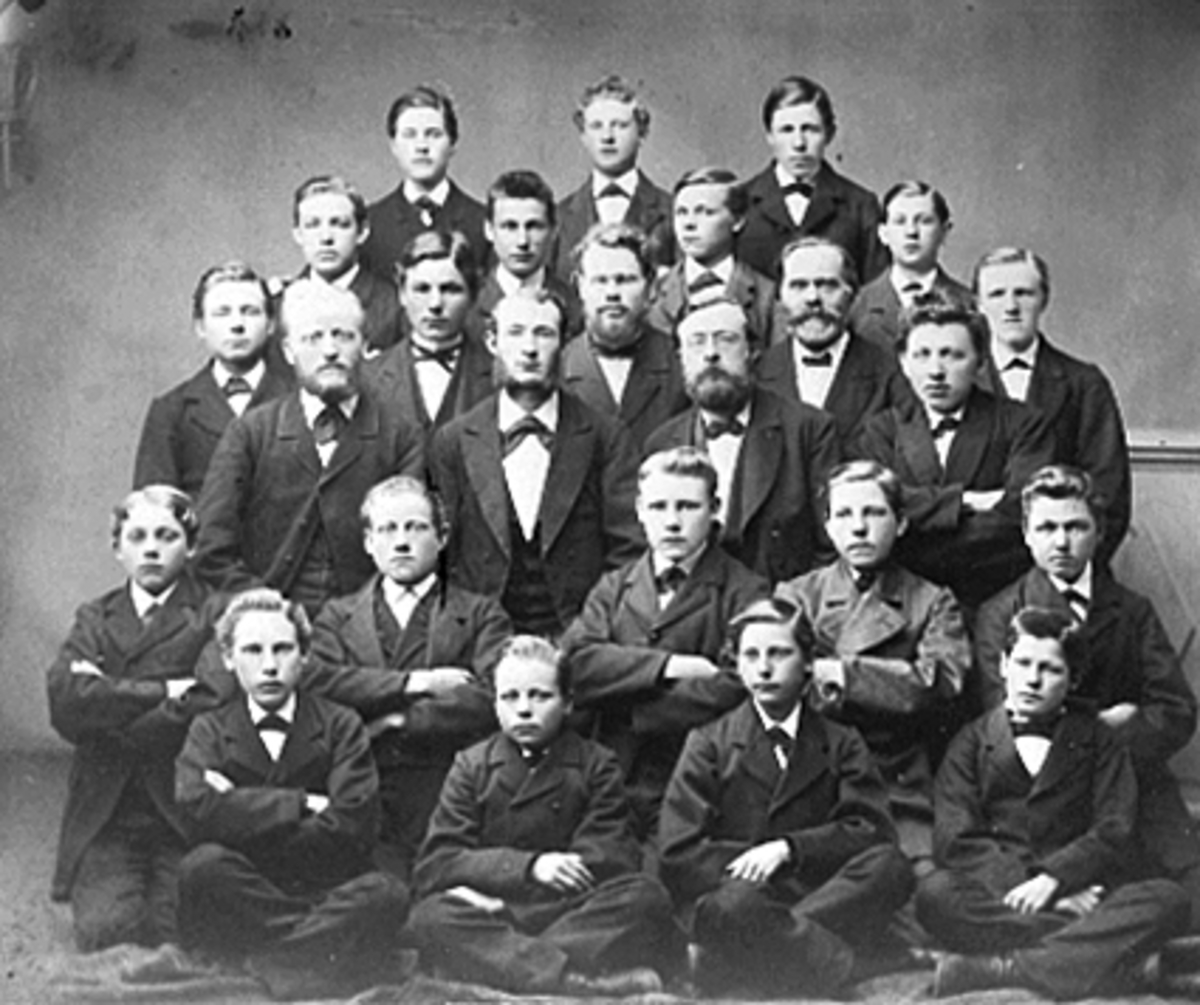 Anno Domkirkeodden, GRUPPE 25 ELEVER, AMTSKOLEN, HAMAR LÆRERHØGSKOLEBAK FRA VENSTRE ENGER, JEMNLI, LIE, JOHANSEN, HUSE, TODDERUD, DOBLOUG, PETTERSEN, KRISTIANSEN, HORNEMANN, JENSEN, NYSTED, RUD, RYGH, RØHOLT, STAV, BRETTEN, ERICHSEN, SOLBERG, SVEEN, FILSET, G. STAVSBERG, MAURUD, O. STAVSBERG, NORDSVEN.