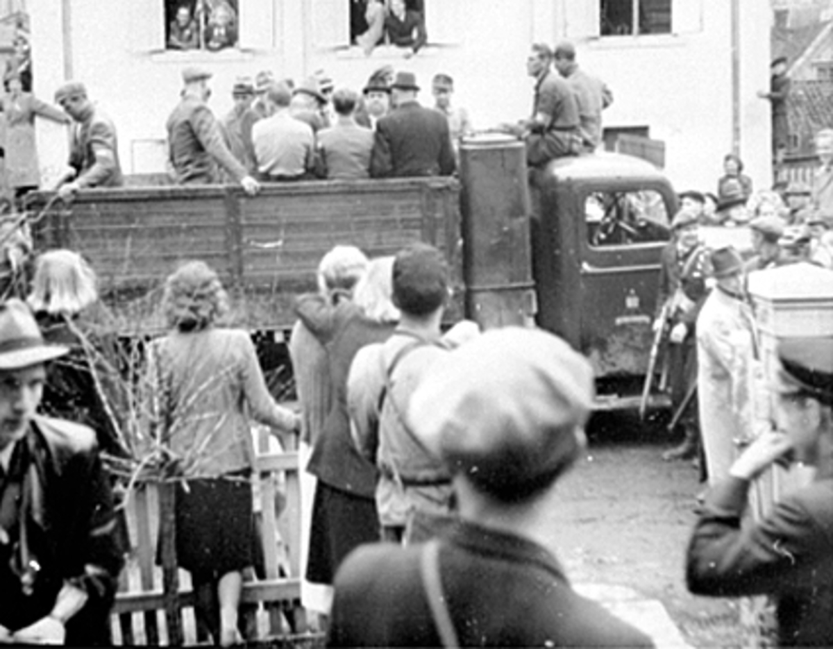Anno Domkirkeodden, FANGETRANSPORT PÅ LASTEBIL, FREDSDAGEN 1945, MYE FOLK