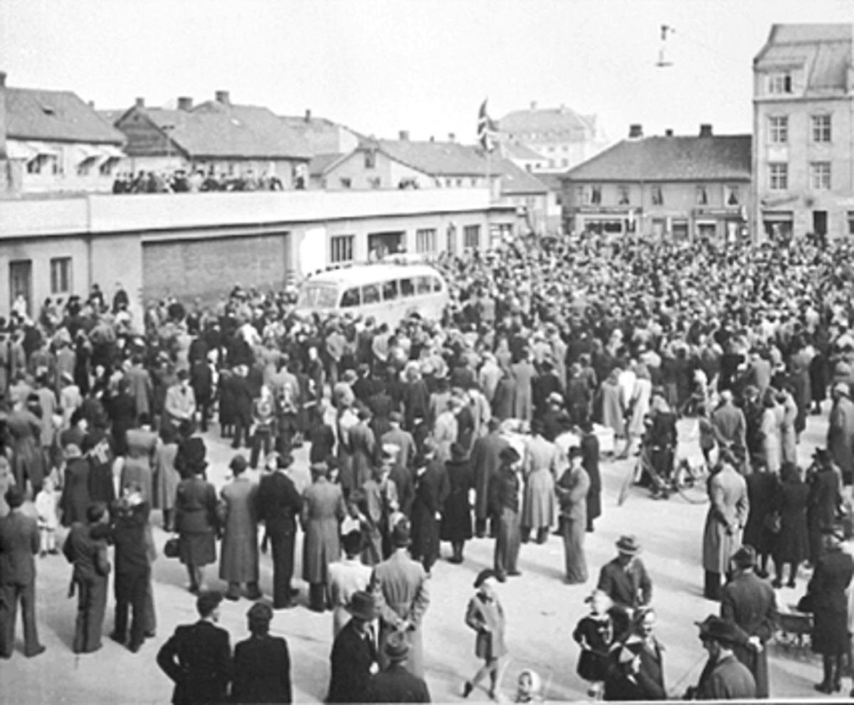 Anno Domkirkeodden, STOR FOLKEMENGDE, ØSTRE TORG, FEIRER FRIGJØRINGEN