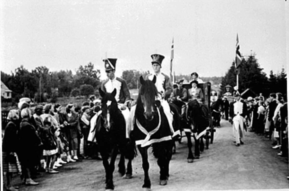 Anno Domkirkeodden, HISTORISK OPPTOG, BYJUBILEET 1949, SOLDATER TIL HEST FORAN HESTER MED VOGN, HEDMARKSMUSEET OG DOMKIRKEODDEN