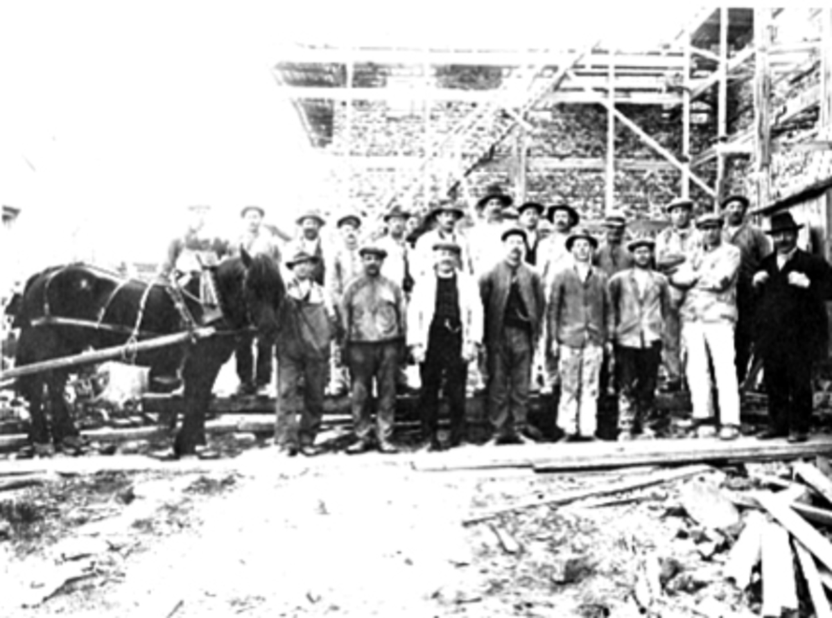 Anno Domkirkeodden, GRUPPE 20 MENN, ARBEIDERE SOM BYGDE FRIMURERLOSJEN, HELT TIL HØYRE BYGGMESTER A. JOHANSEN, ØSTREGATE 54.